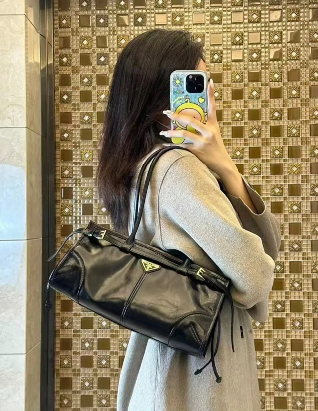 【PRADA】プラダ スーパーコピー ミディアム レザー ハンドバッグ ブラック（1BA426_2CYR_F0002_V_MOO）