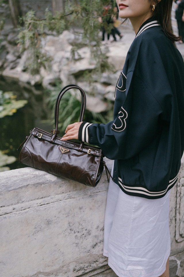 【PRADA】プラダ スーパーコピー ミディアム レザー ハンドバッグ ダークブラウン（1BA426_2CYR_F01D6_V_MOO）