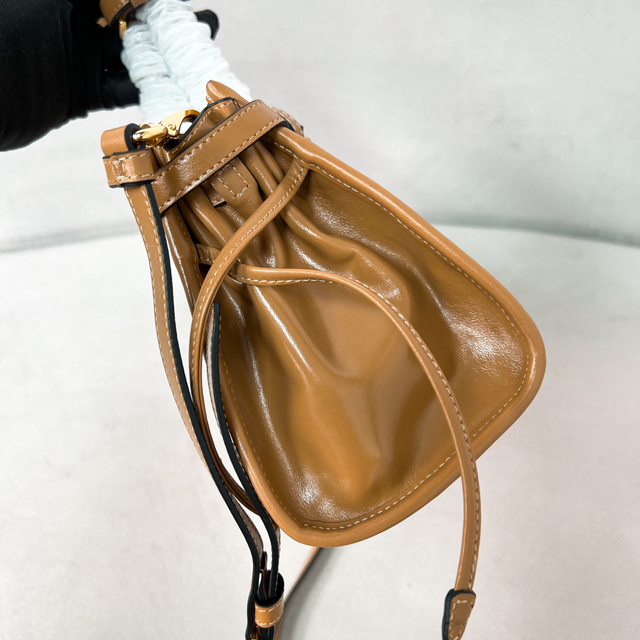 【PRADA】プラダ スーパーコピー ミディアム レザー ハンドバッグ カメオベージュ（1BA426_2CYR_F0LT6_V_MOO）