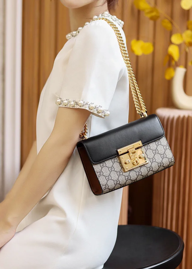 【GUCCI】グッチ スーパーコピー スモール ショルダーバッグ ブラック（409487 KLQJG 9785）