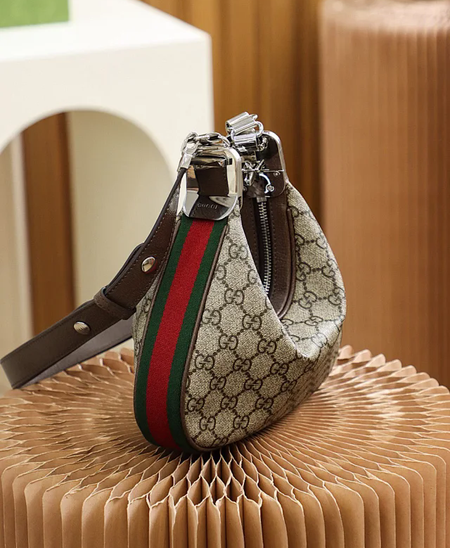 【GUCCI】グッチ スーパーコピー アタッシェ スモール ショルダーバッグ（699409 96GRN 4091）