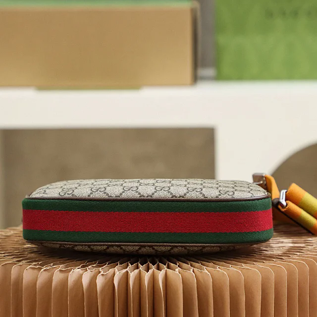 【GUCCI】グッチ スーパーコピー アタッシェ スモール ショルダーバッグ（699409 96GRN 4091）