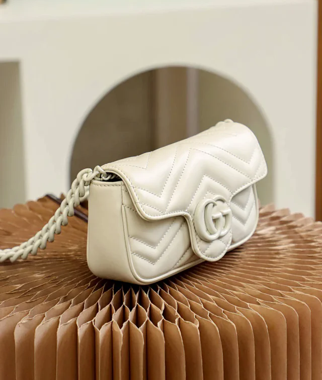 【GUCCI】グッチ スーパーコピー GGマーモント〕ベルトバッグ ショルダーバッグ（699757 UM8KV 9022）