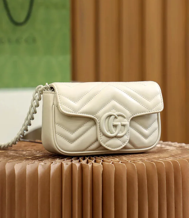 【GUCCI】グッチ スーパーコピー GGマーモント〕ベルトバッグ ショルダーバッグ（699757 UM8KV 9022）