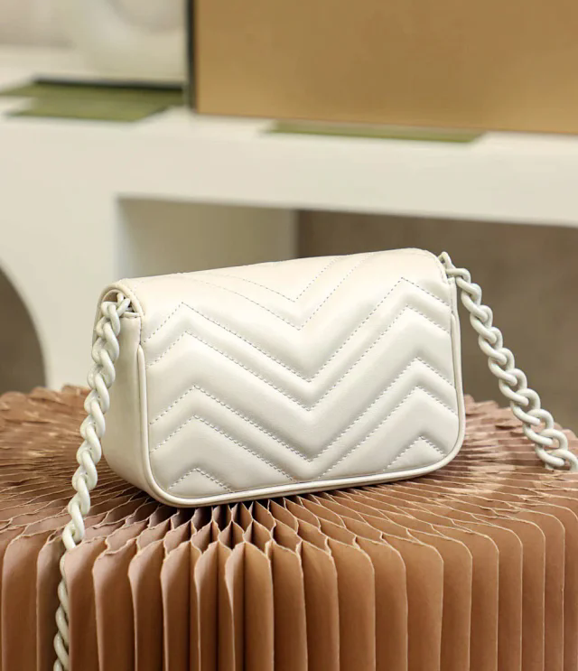 【GUCCI】グッチ スーパーコピー GGマーモント〕ベルトバッグ ショルダーバッグ（699757 UM8KV 9022）