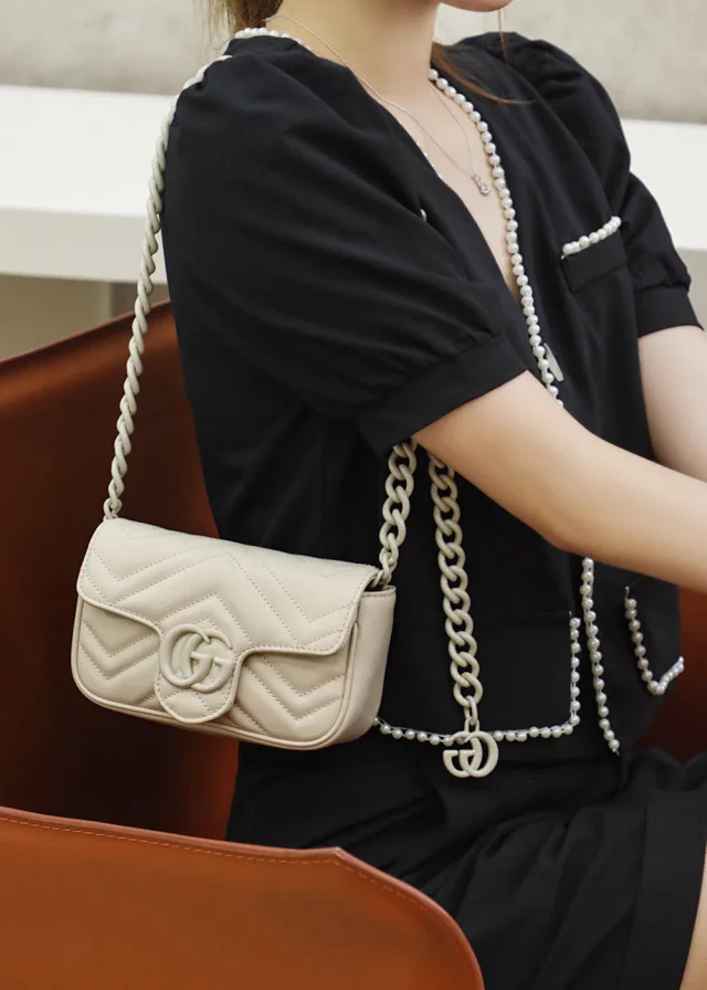 【GUCCI】グッチ スーパーコピー GGマーモント〕ベルトバッグ ショルダーバッグ（699757 UM8KV 9022）