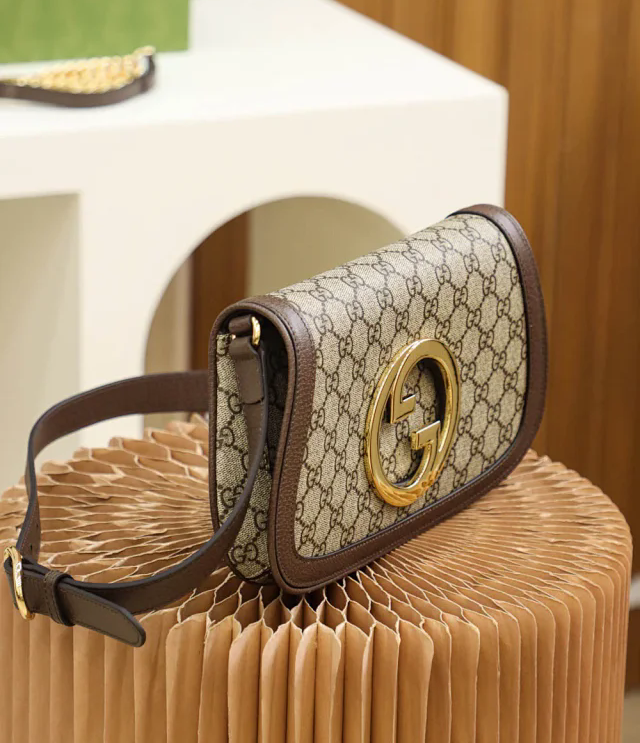 【GUCCI】グッチ スーパーコピー ブロンディ スモール ショルダーバッグ（699268 K9GSG 8358）