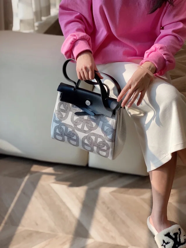 【HERMES】エルメス スーパーコピー エールバッグ・ジップ 31 ルトゥルネ ブラック（H084264CKAA）