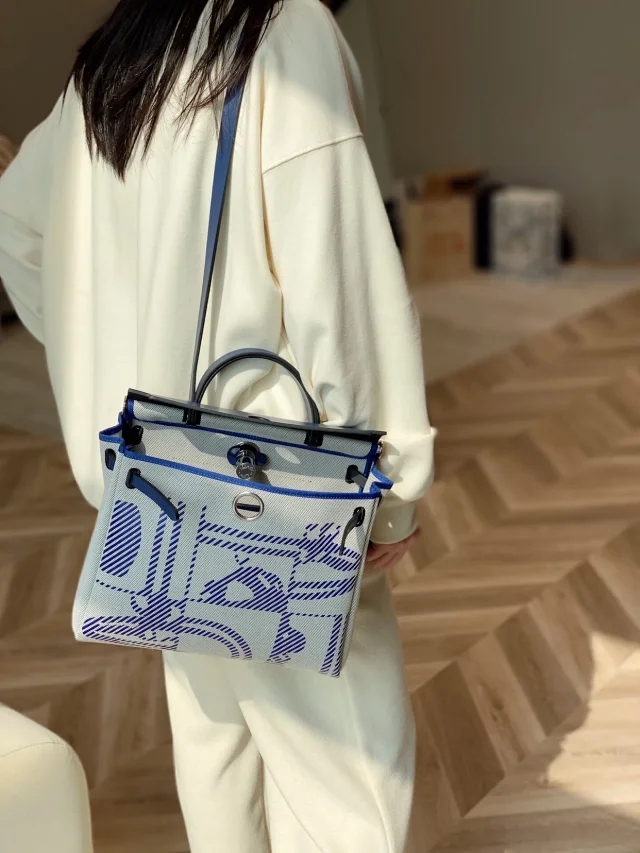 【HERMES】エルメス スーパーコピー エールバッグ・ジップ 31 ルトゥルネ ブルー サファイア（H083407CKAA）
