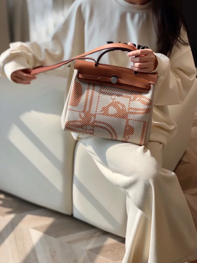 【HERMES】エルメス スーパーコピー エールバッグ・ジップ 31 ルトゥルネ ブラウン/ベージュ（H083407CKAC）