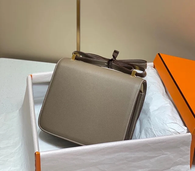 【HERMES】エルメス スーパーコピー コンスタンスミニ 18 ショルダーバッグ エトゥープ（H083905CD89）