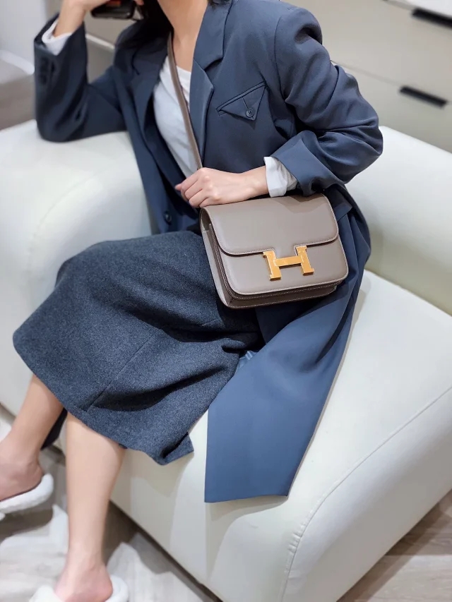 【HERMES】エルメス スーパーコピー コンスタンスミニ 18 ショルダーバッグ エトゥープ（H083905CD89）