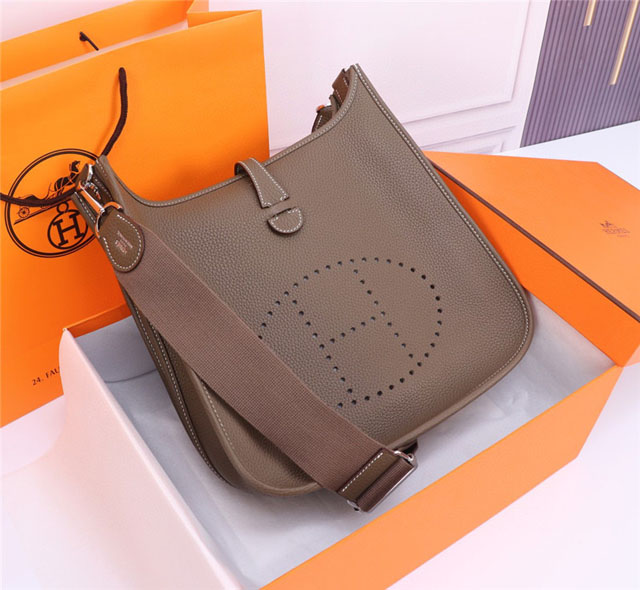【HERMES】エルメス スーパーコピー エヴリンIII ハンドバッグ エトゥープ（H056277CK18）