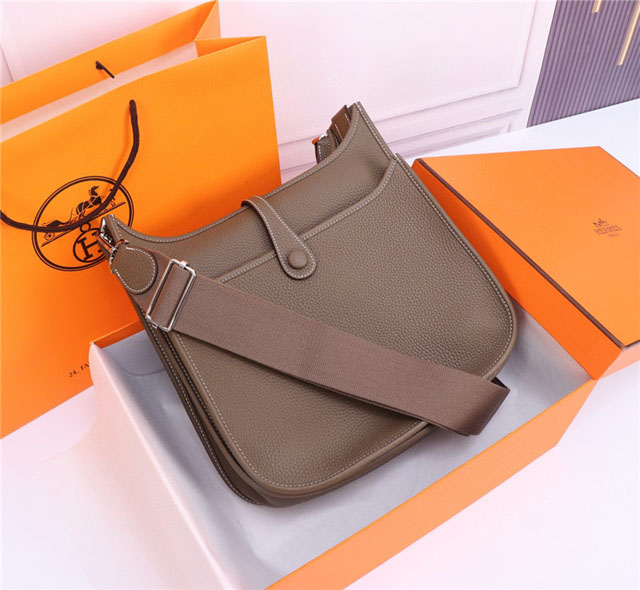 【HERMES】エルメス スーパーコピー エヴリンIII ハンドバッグ エトゥープ（H056277CK18）