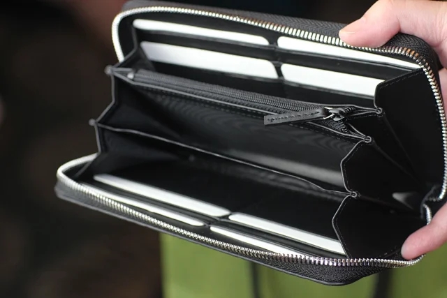 【GUCCI】グッチ シグネチャー ジップアラウンドウォレット ブラック（473928 CWC1N 1000）