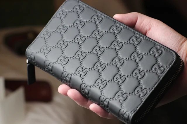 【GUCCI】グッチ シグネチャー ジップアラウンドウォレット ブラック（473928 CWC1N 1000）