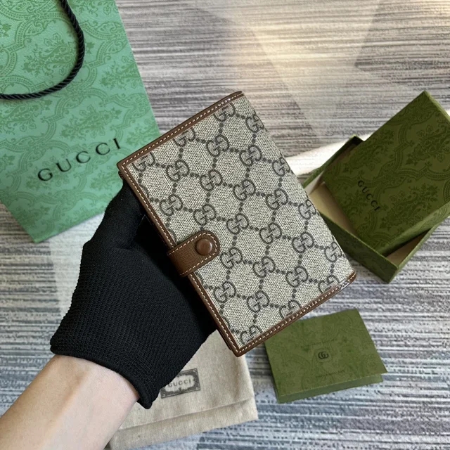 【GUCCI】グッチインターロッキングGパスポートケース（724562 92TCG 8563）