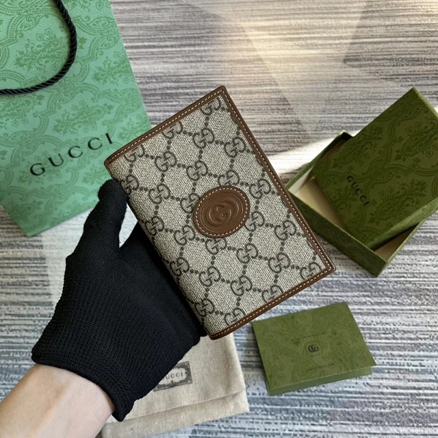 【GUCCI】グッチインターロッキングGパスポートケース（724562 92TCG 8563）