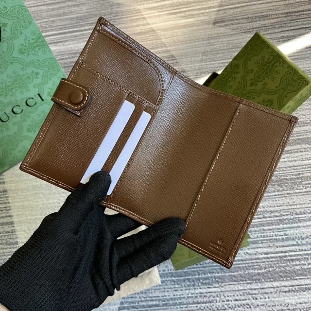 【GUCCI】グッチインターロッキングGパスポートケース（724562 92TCG 8563）