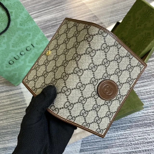【GUCCI】グッチインターロッキングGパスポートケース（724562 92TCG 8563）