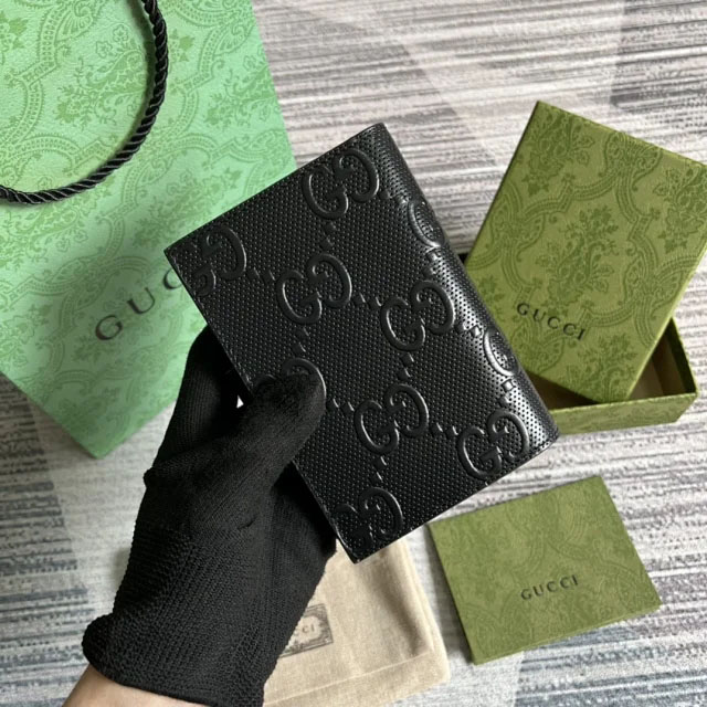 【GUCCI】グッチ GGエンボス パスポートケース（724562 1W3AN 1000）