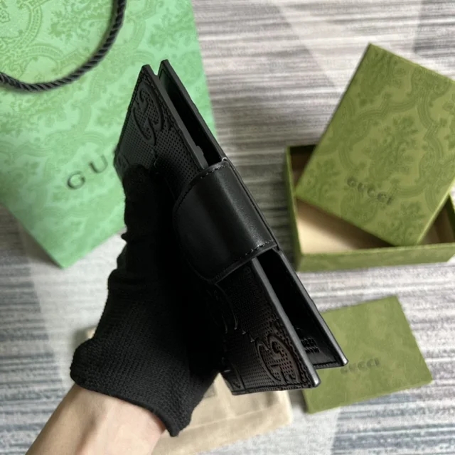 【GUCCI】グッチ GGエンボス パスポートケース（724562 1W3AN 1000）