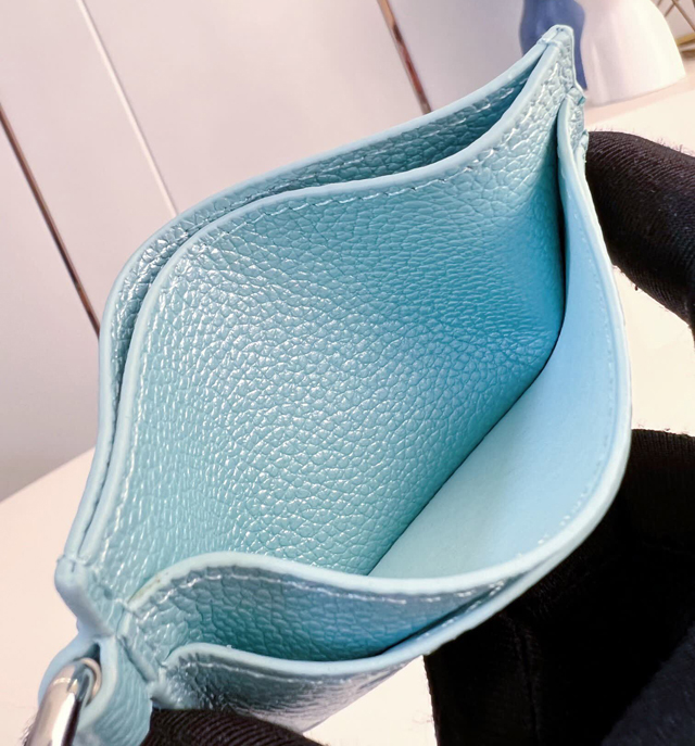 【Louis Vuitton】ルイヴィトン スーパーコピー カードケース ポルト カルト・LV チャーム（M12180）