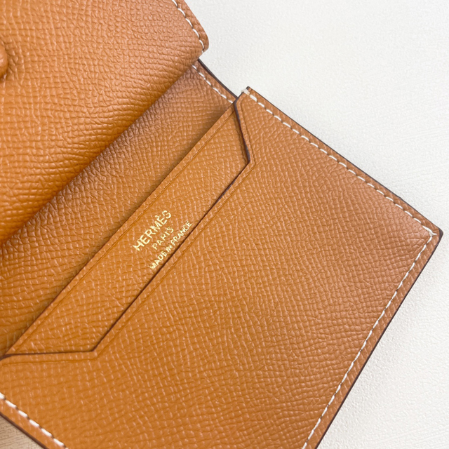 【HERMES】エルメス スーパーコピー ベアンミニウォレット キャメル（H039796CC37）