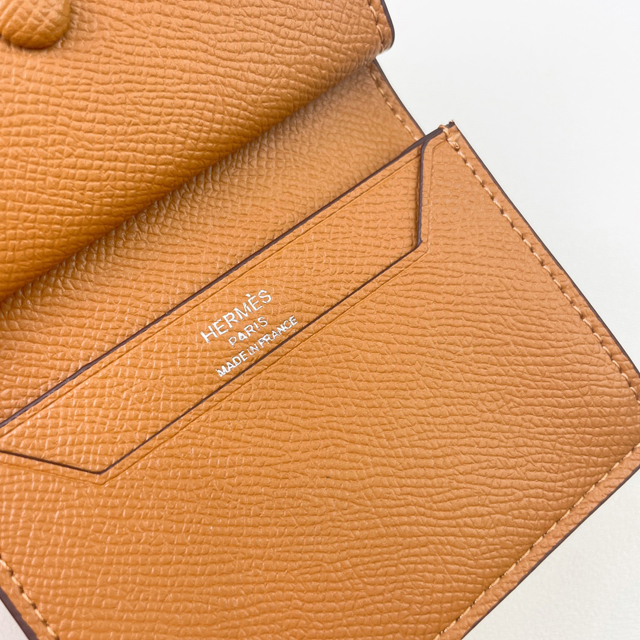 【HERMES】エルメス スーパーコピー ベアンミニウォレット ブラウン（H039796CK37）
