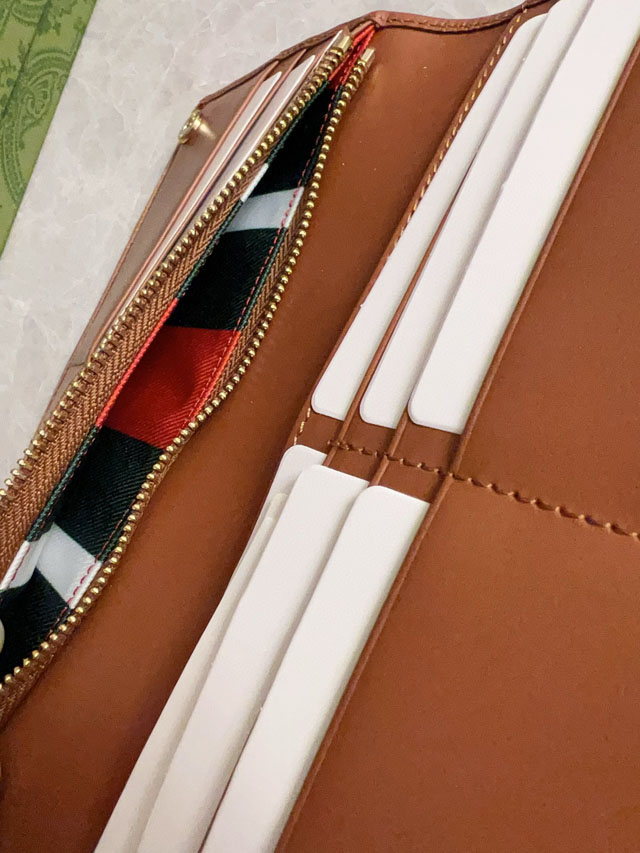 【GUCCI】グッチ 821802〔GGエンブレム〕コンチネンタルウォレット ベージュ＆ブラウン