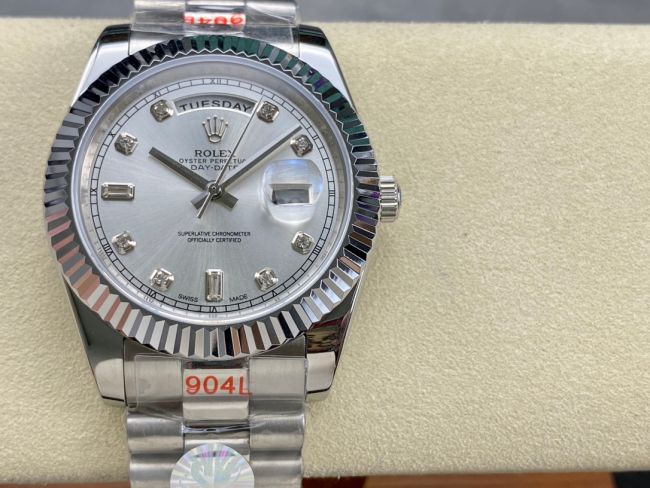ロレックスコピー デイデイト 40mm 228206“ホワイト文字盤・ダイヤモンドインデックス＋リングコマンド機能搭載三角坑紋ベゼル（光圈）＋ブレスレット” メンズ専用モデル 