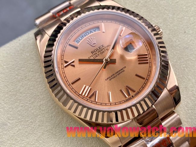 ロレックスコピー デイデイト 40mm 228235“ローズゴールド文字盤・ローマ数字インデックス＋リングコマンド機能搭載三角坑紋ベゼル（光圈）＋ブレスレット” メンズ専用モデル
