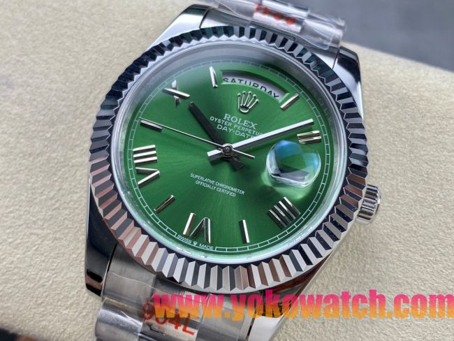 ロレックスコピー デイデイト 40mm 228206“グリーン文字盤・ローマ数字インデックス＋リングコマンド機能搭載三角坑紋ベゼル（光圈）＋ブレスレット” メンズ専用モデル