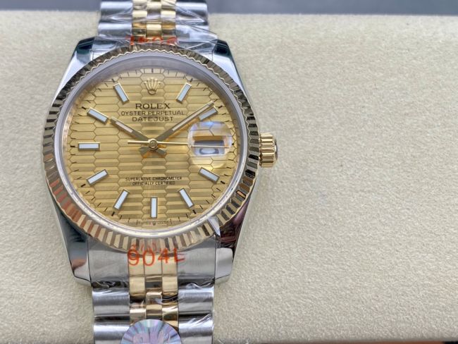 ロレックスコピー デイトジャスト（Datejust）36mm 126233“ゴールド文字盤・バトンインデックス＋リングコマンド機能搭載三角坑紋ベゼル＋ブレスレット” メンズ専用モデル