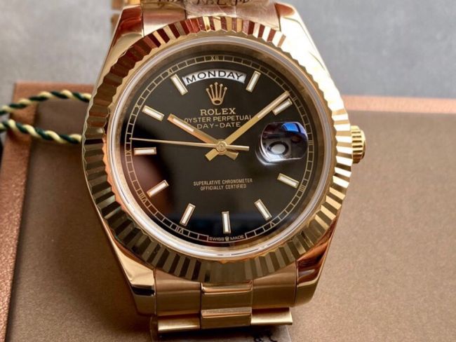 ロレックスコピー デイデイト（Day-Date）41mm 228238“ブラック・ダイヤル＋ゴールドインデックス＋イエローゴールドケース＋オysterブレスレット” レディース専用モデル
