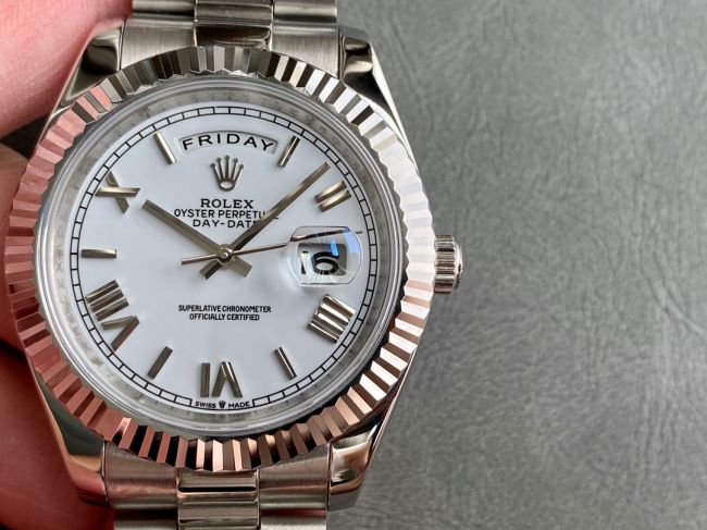 ロレックスコピー デイデイト（Day-Date）41mm 228206“ホワイト・ダイヤル＋シルバーインデックス＋ステンレスベゼル＋ステンレスブレスレット” レディース専用モデル