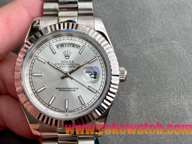 ロレックスコピー デイデイト（Day-Date）41mm 228206“シルバー・ダイヤル＋バーインデックス＋ステンレスベゼル＋ステンレスブレスレット” レディース専用モデル