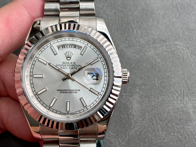 ロレックスコピー デイデイト（Day-Date）41mm 228206“シルバー・ダイヤル＋バーインデックス＋ステンレスベゼル＋ステンレスブレスレット” レディース専用モデル