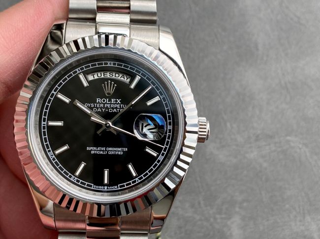 ロレックスコピー デイデイト（Day-Date）41mm 228206“ブラック・ダイヤル＋バーインデックス＋ステンレスベゼル＋ステンレスブレスレット” レディース専用モデル