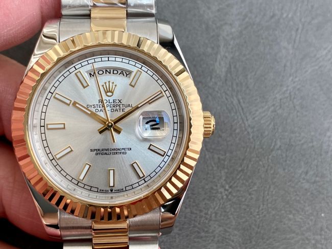 ロレックスコピー デイデイト（Day-Date）41mm 228235“シルバー・ダイヤル＋バーインデックス＋ゴールドベゼル＋ステンレスブレスレット” レディース専用モデル