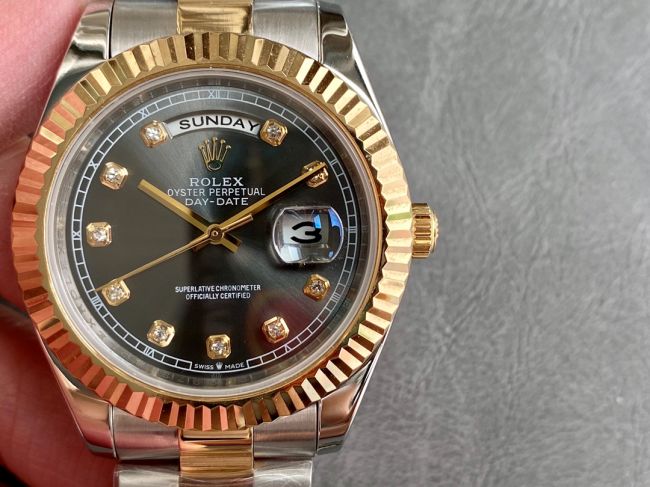 ロレックスコピー デイデイト（Day-Date）41mm 228235“ブラック・ダイヤル＋ダイヤモンドインデックス＋ゴールドベゼル＋ステンレスブレスレット” レディース専用モデル