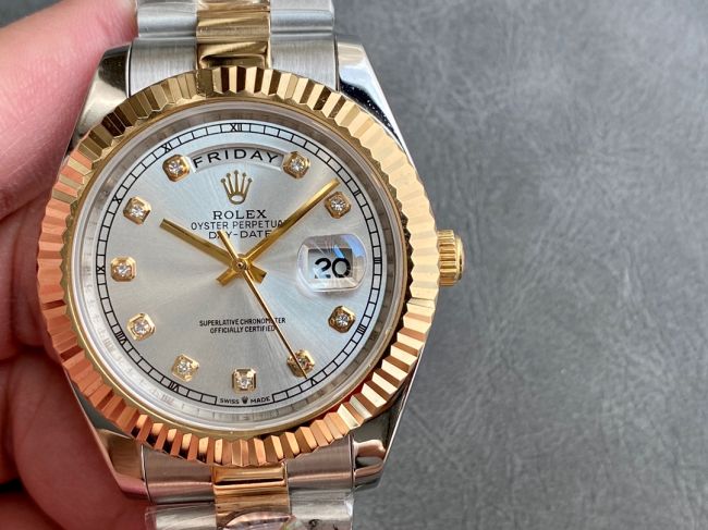 ロレックスコピー デイデイト（Day-Date）41mm 228235“シルバー・ダイヤル＋ダイヤモンドインデックス＋ゴールドベゼル＋ステンレスブレスレット” レディース専用モデル