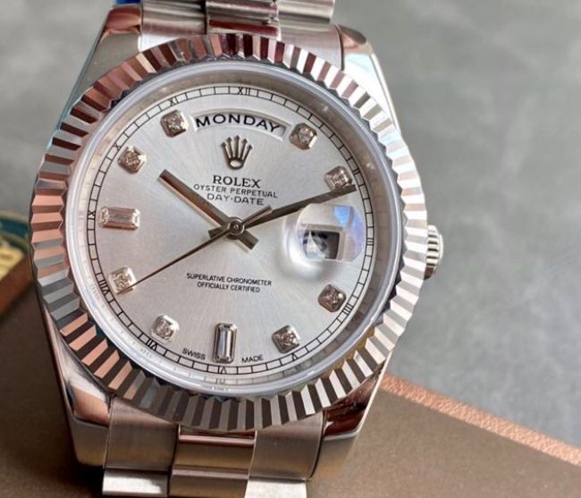 ロレックス デイデイト（Day-Date）41mm 228206“シルバー・ダイヤル＋ダイヤモンド＆バーインデックス＋ステンレスベゼル＋ステンレスブレスレット” レディース専用モデル