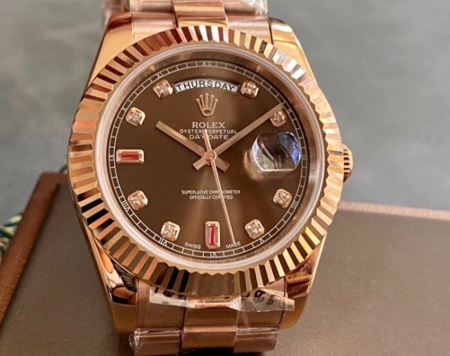 ロレックスコピー デイデイト（Day-Date）41mm 228235R“ブラウン・ダイヤル＋ダイヤモンド＆ルビーインデックス＋ローズゴールドベゼル＋ローズゴールドブレスレット” レディース専用モデル