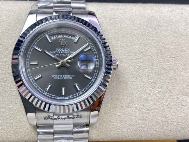 ロレックスコピー デイデイト（Day-Date）41mm 228232“ダークグレー・ダイヤル＋バーインデックス＋ステンレスベゼル＋ステンレスブレスレット” レディース専用モデル