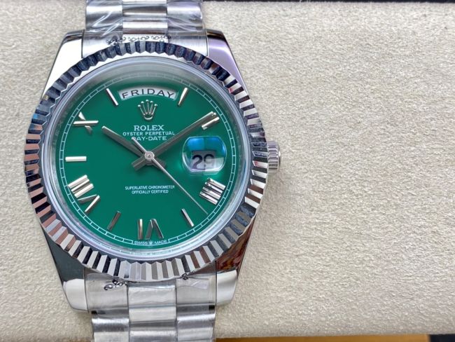 ロレックスコピー デイデイト（Day-Date）41mm 228232“グリーン・ダイヤル＋ローマ数字インデックス＋ステンレスベゼル＋ステンレスブレスレット” レディース専用モデル