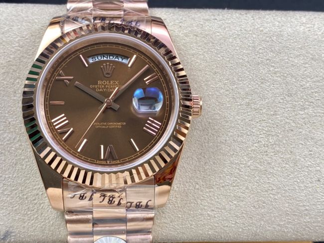 ロレックスコピー デイデイト（Day-Date）41mm 228235“ブラウン・ダイヤル＋ローマ数字インデックス＋イエローゴールドベゼル＋イエローゴールドブレスレット” レディース専用モデル