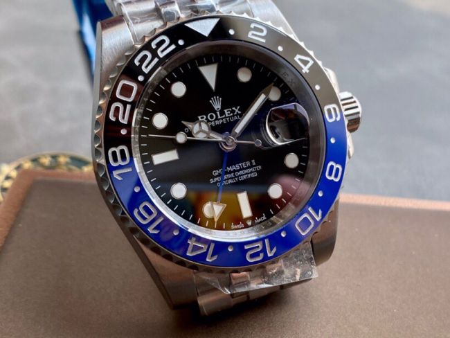 ロレックスコピー GMT-Master II（グリーンニッチ）41mm “ブラック・ダイヤル＋ステンレスケース＋バイカラーセラミックベゼル＋オイスターブレスレット” メンズ専用モデル