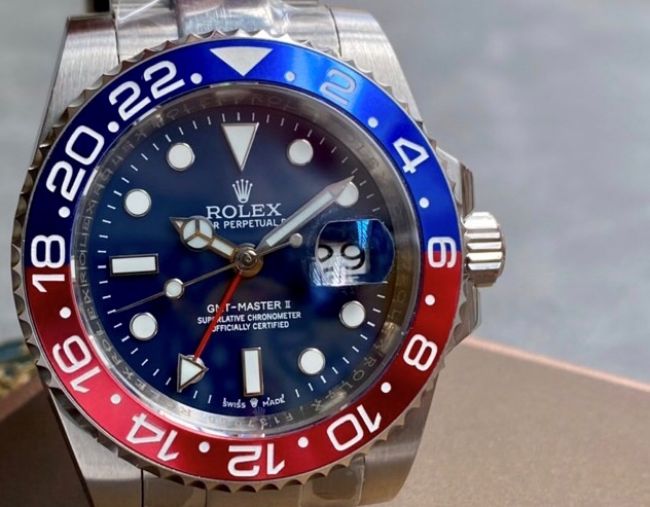 ロレックスコピー GMT-Master II（グリーンニッチ）40mm 126710BLNR“ブルー・ダイヤル＋ステンレスケース＋バイカラーセラミックベゼル（ピップス）＋オイスターブレスレット” メンズ専用モデル
