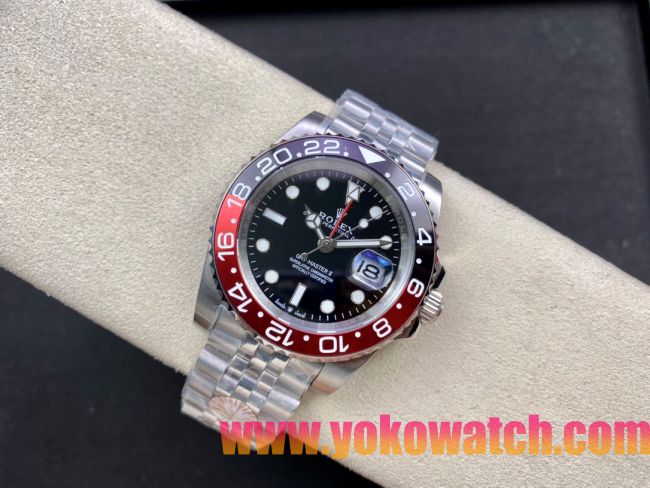 ロレックスコピー GMT-Master II（グリーンニッチ）40mm 126710BLNR“ブラック・ダイヤル＋ステンレスケース＋バイカラーセラミックベゼル（ピップス／レッド＆ブラック）＋オイスターブレスレット” メンズ専用モデル